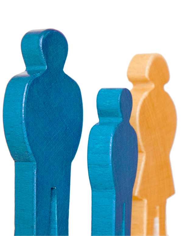 Drei bunte Holzfiguren